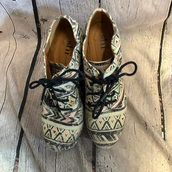 Shi by Journeys Neon Tribal Print Beige Canvas Lace Up Y2K Wedge Booties Sz 8 - Picture 4 of 10